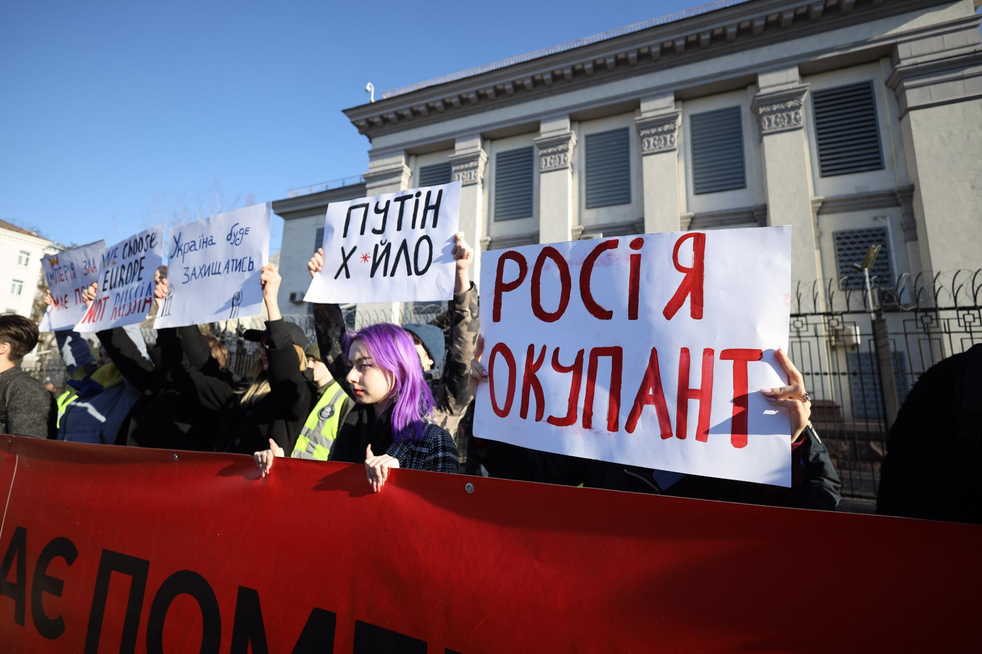 В Киеве под посольством РФ появилось "кладбище оккупантов": фото с акции