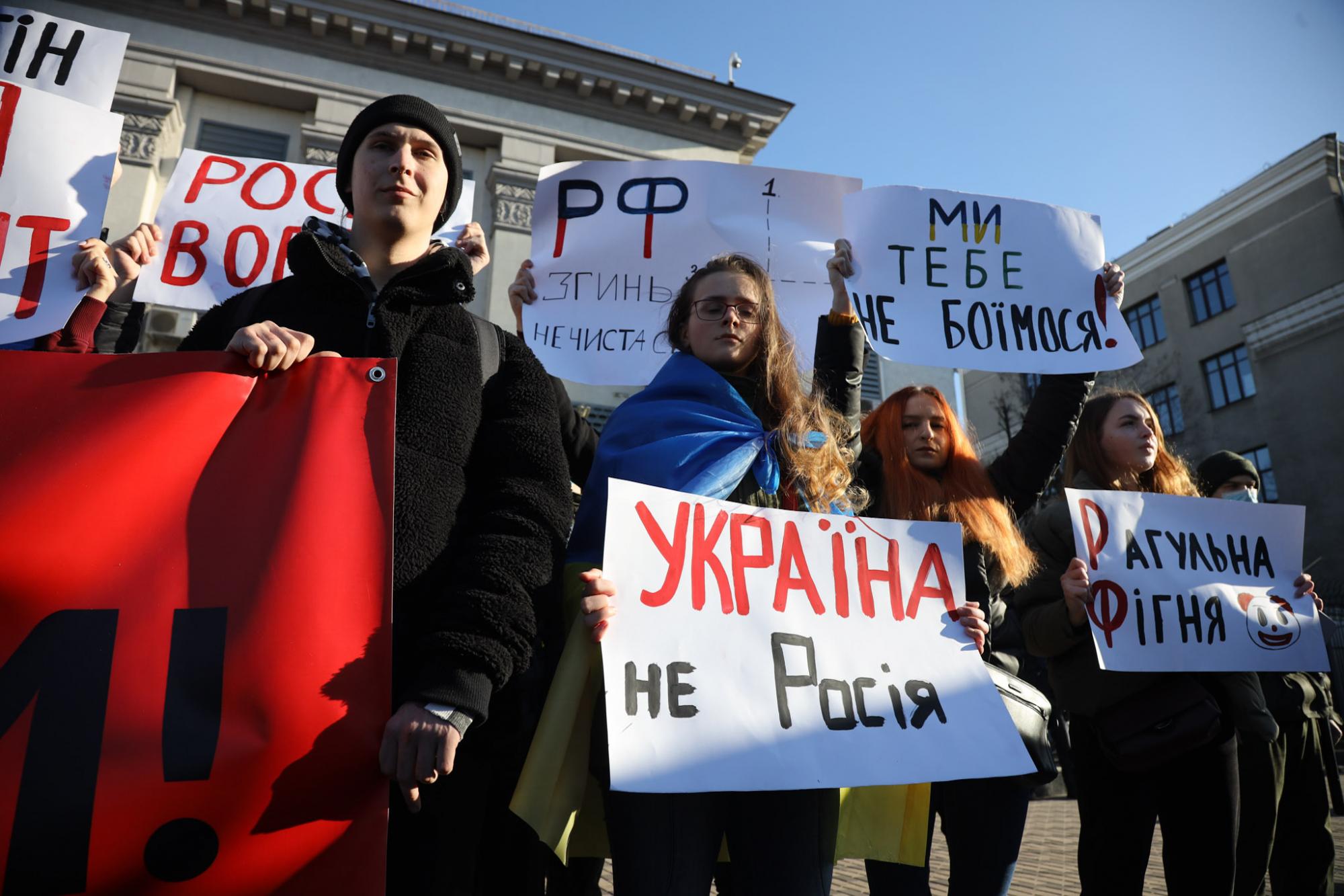 У Києві під посольством РФ з'явилося &quot;кладовище окупантів&quot;: фото з акції