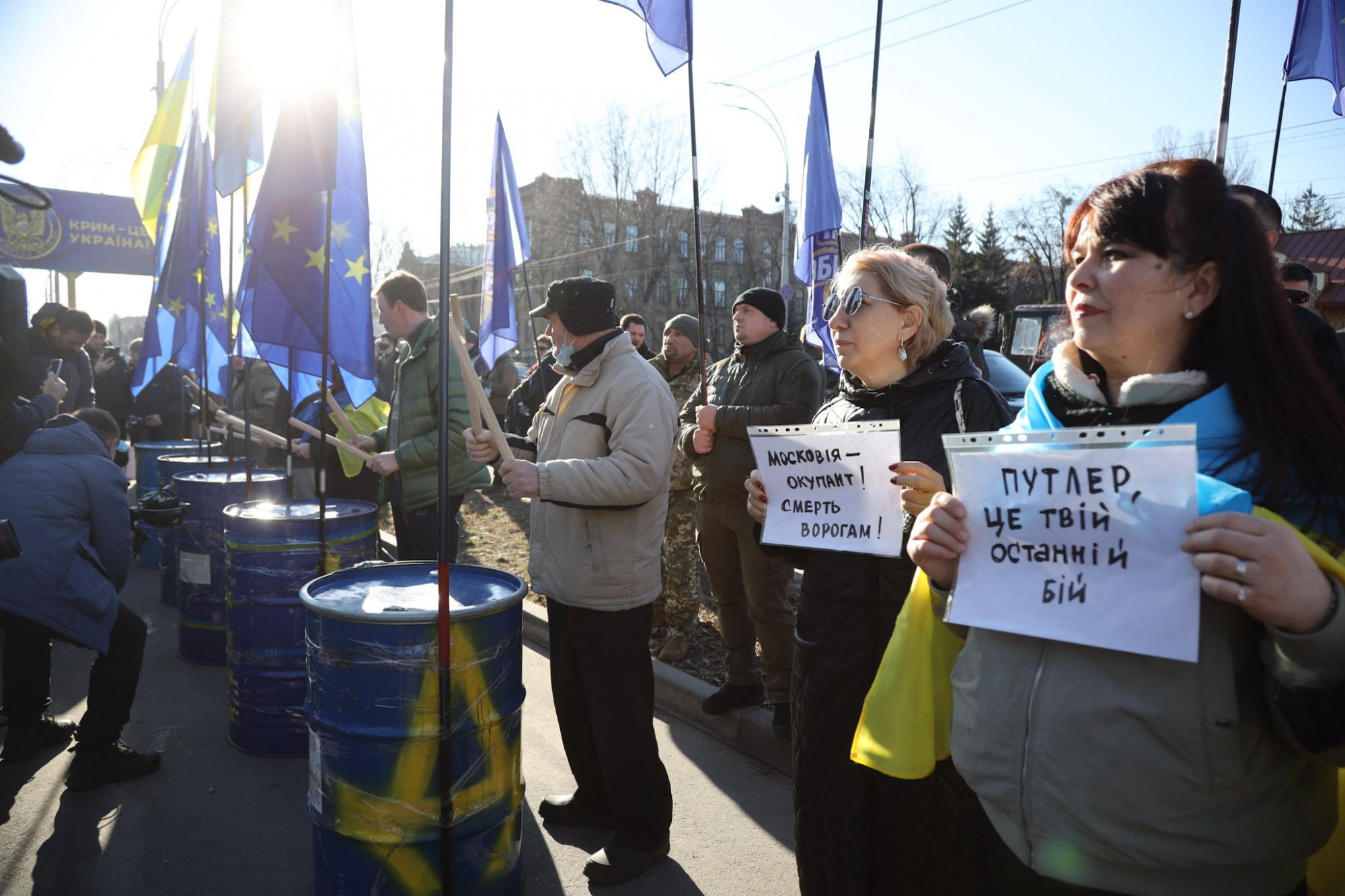 В Киеве под посольством РФ появилось "кладбище оккупантов": фото с акции
