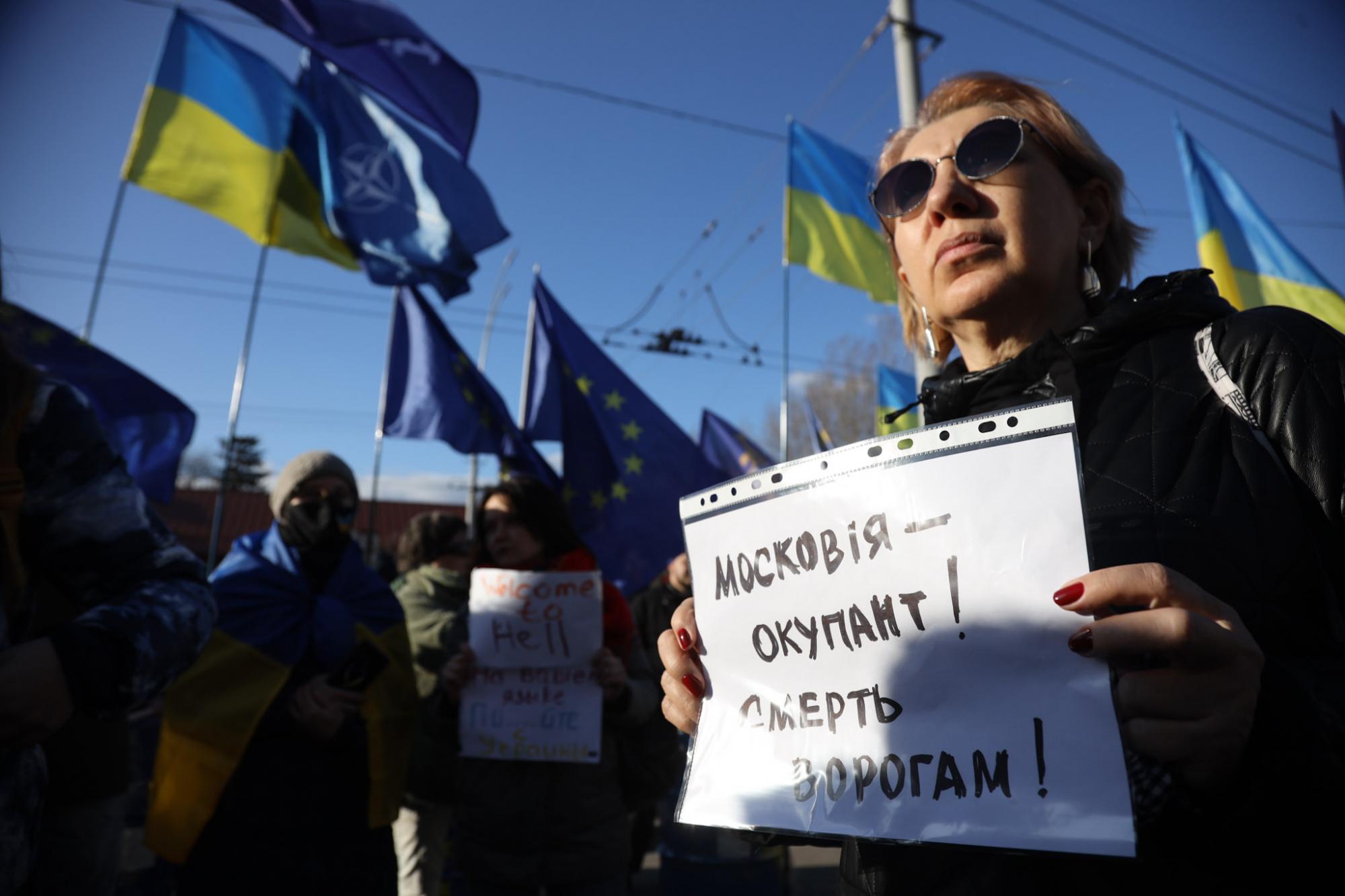 В Киеве под посольством РФ появилось "кладбище оккупантов": фото с акции