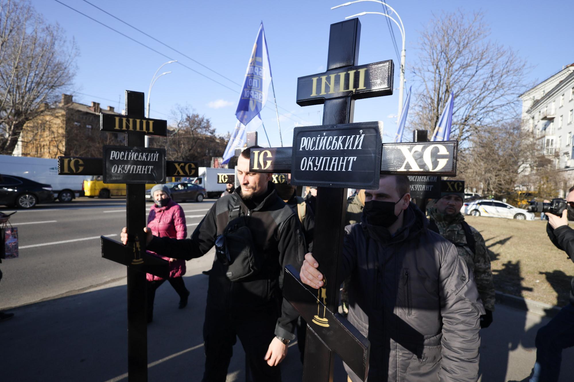 У Києві під посольством РФ з'явилося &quot;кладовище окупантів&quot;: фото з акції