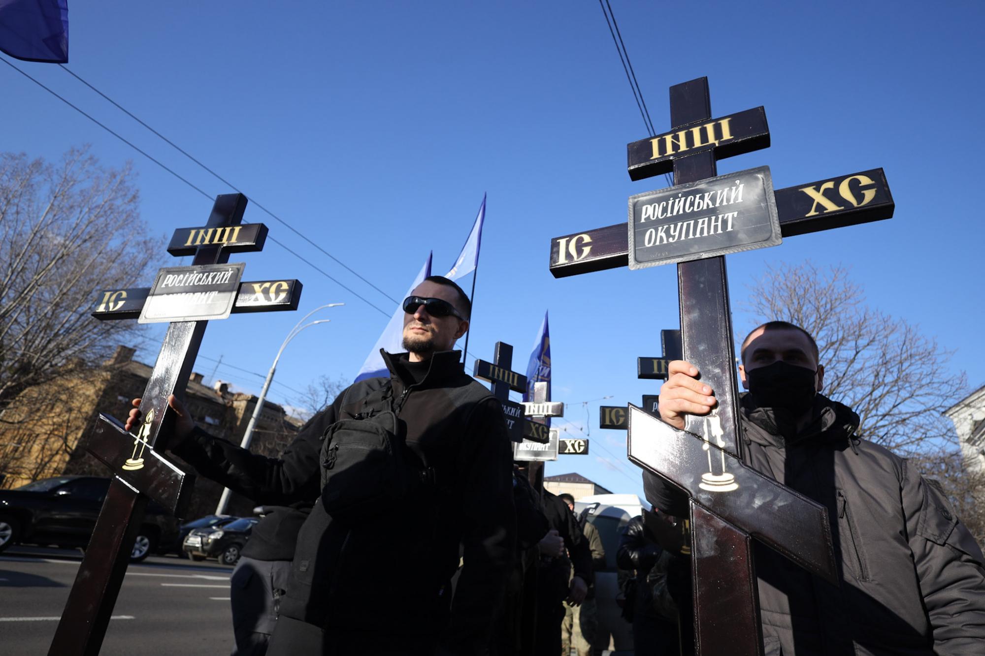 В Киеве под посольством РФ появилось "кладбище оккупантов": фото с акции