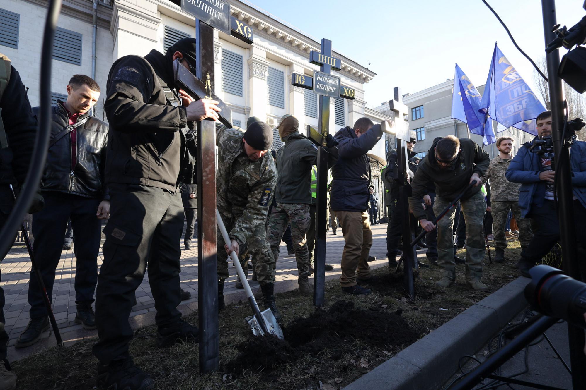 В Киеве под посольством РФ появилось "кладбище оккупантов": фото с акции