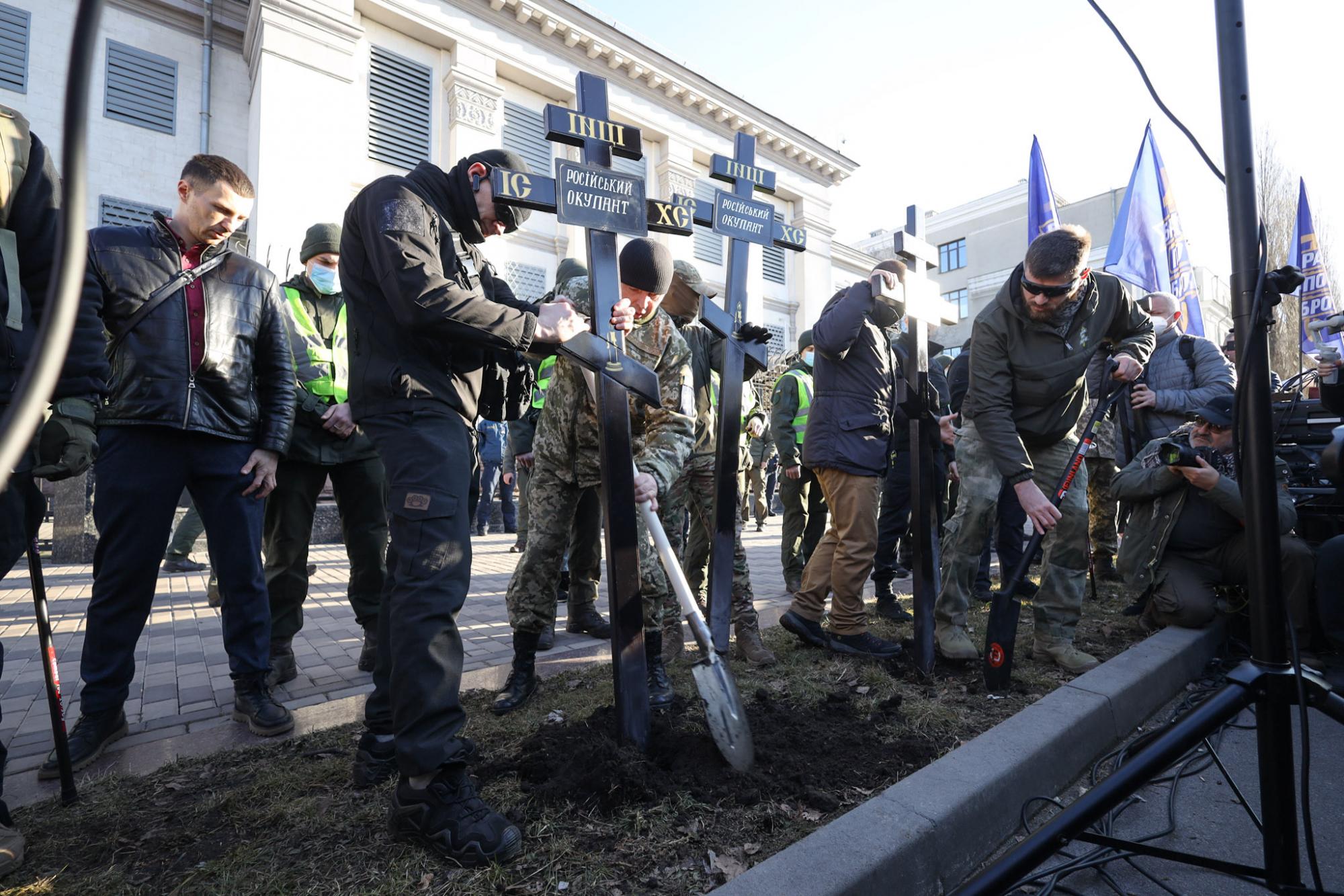 У Києві під посольством РФ з'явилося &quot;кладовище окупантів&quot;: фото з акції