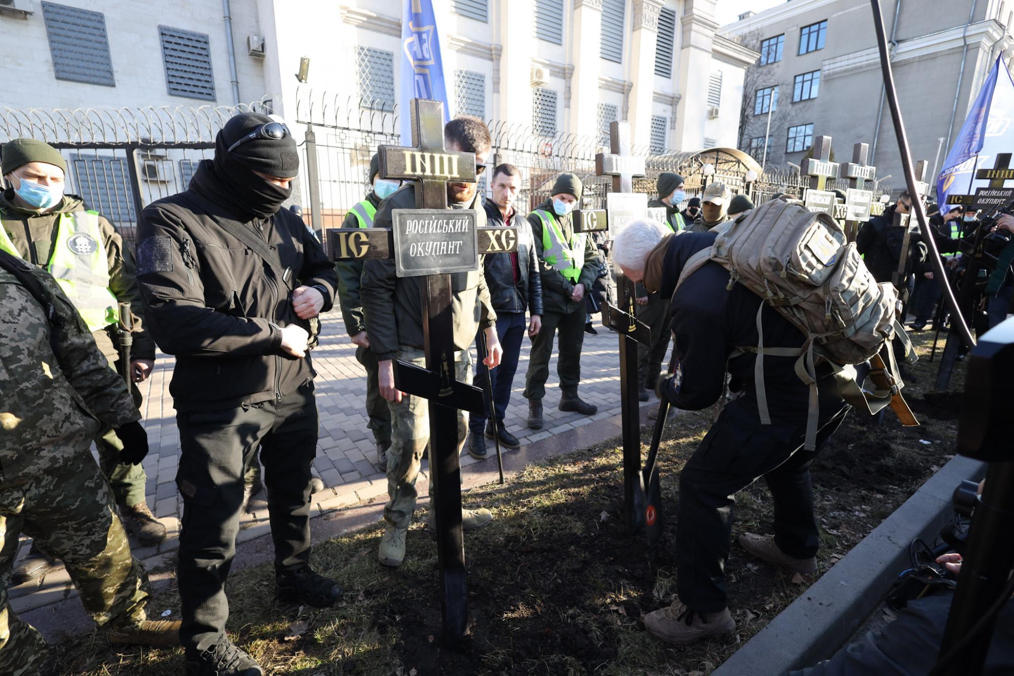 У Києві під посольством РФ з'явилося &quot;кладовище окупантів&quot;: фото з акції