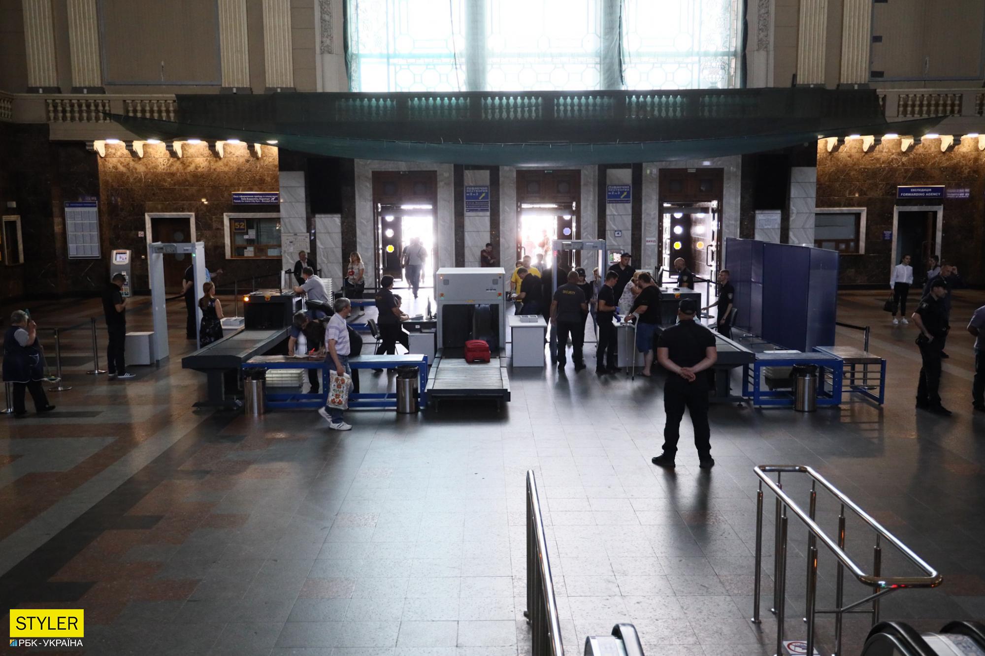 Что происходит в вестибюле вокзала Киева после установки там &quot;рамок, как в аэропорту&quot; (фото)