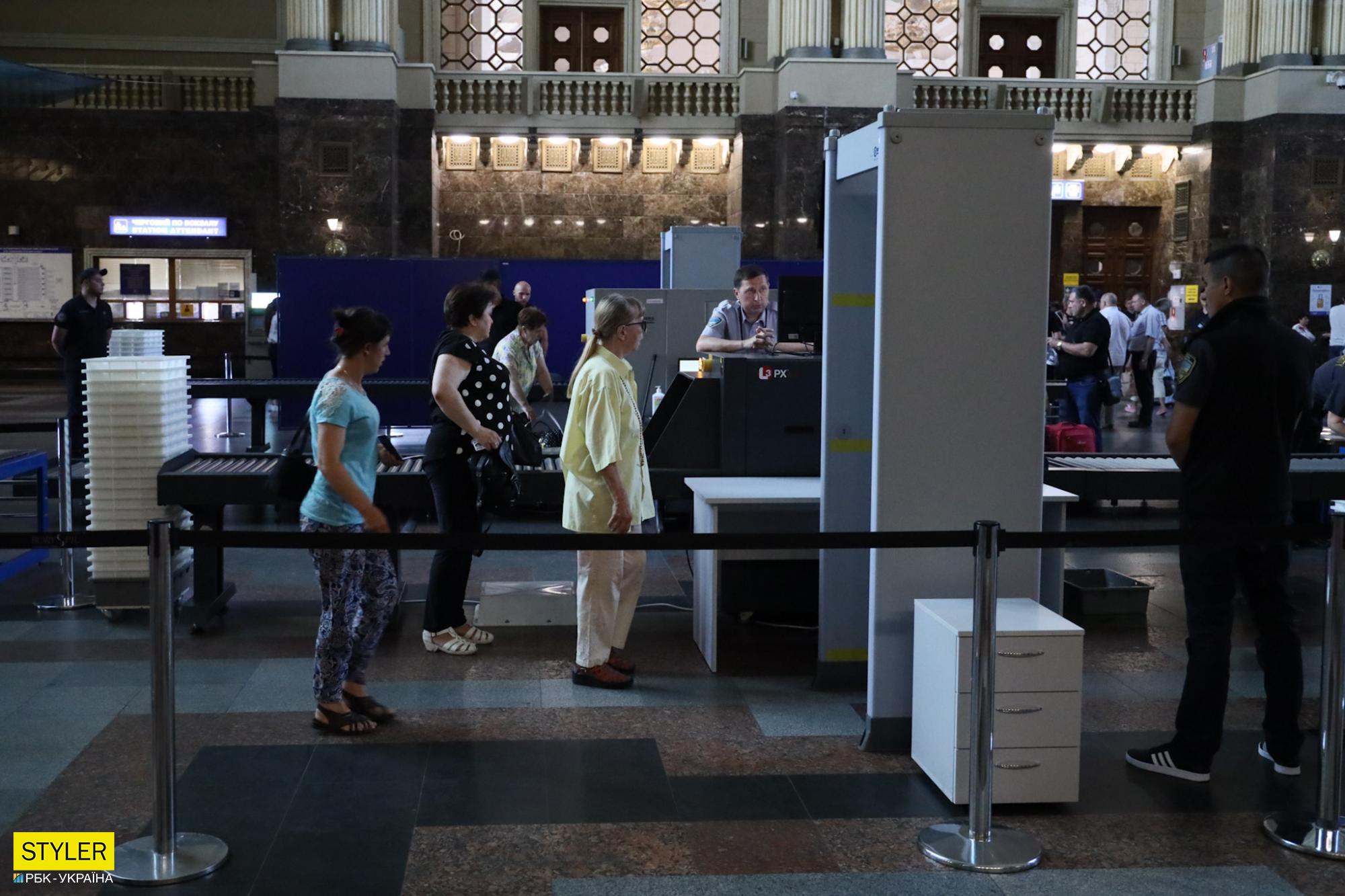 Что происходит в вестибюле вокзала Киева после установки там &quot;рамок, как в аэропорту&quot; (фото)