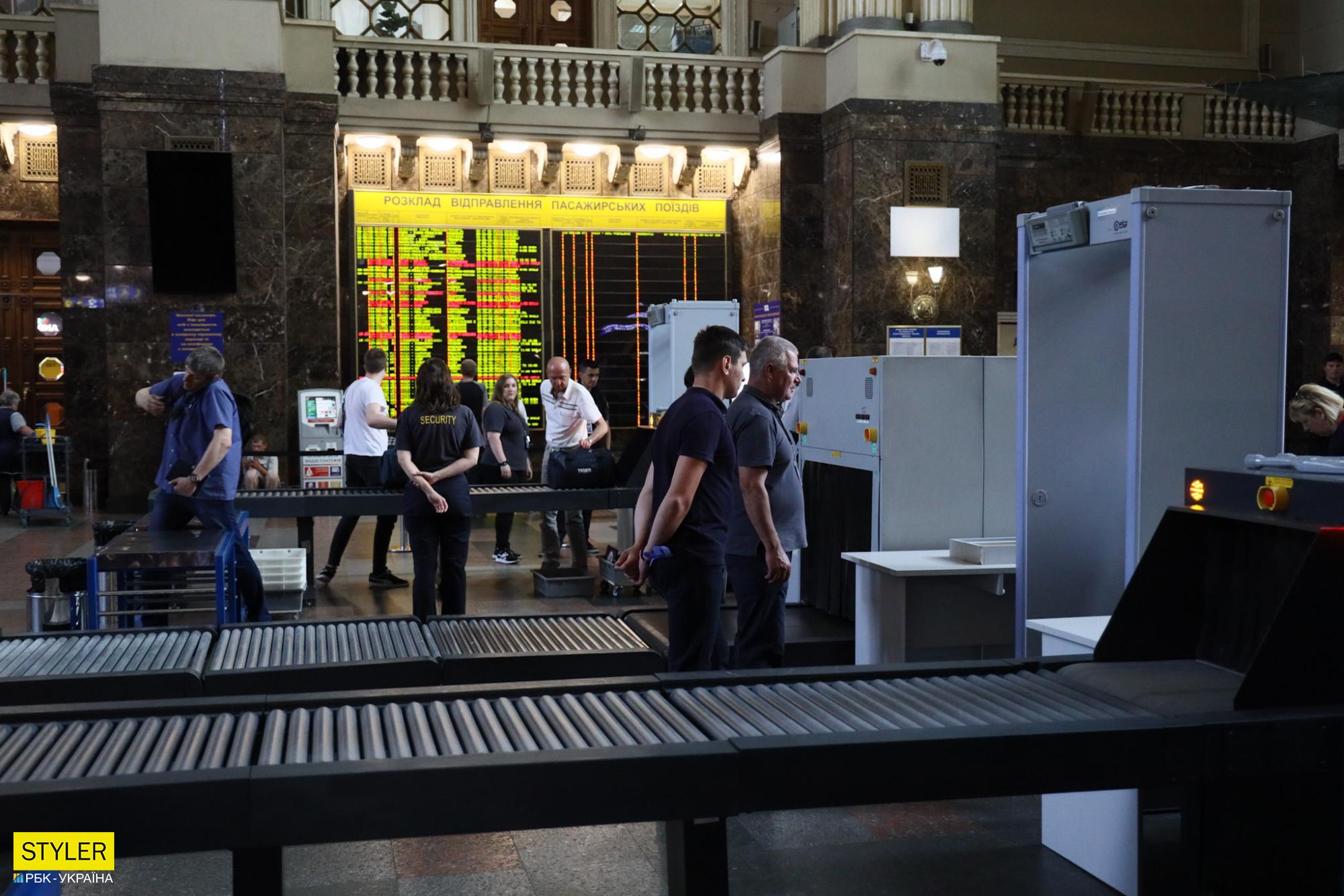Что происходит в вестибюле вокзала Киева после установки там &quot;рамок, как в аэропорту&quot; (фото)