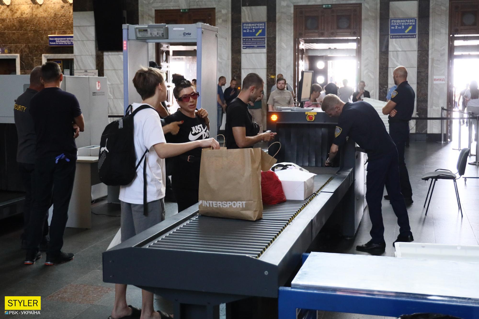 Что происходит в вестибюле вокзала Киева после установки там &quot;рамок, как в аэропорту&quot; (фото)