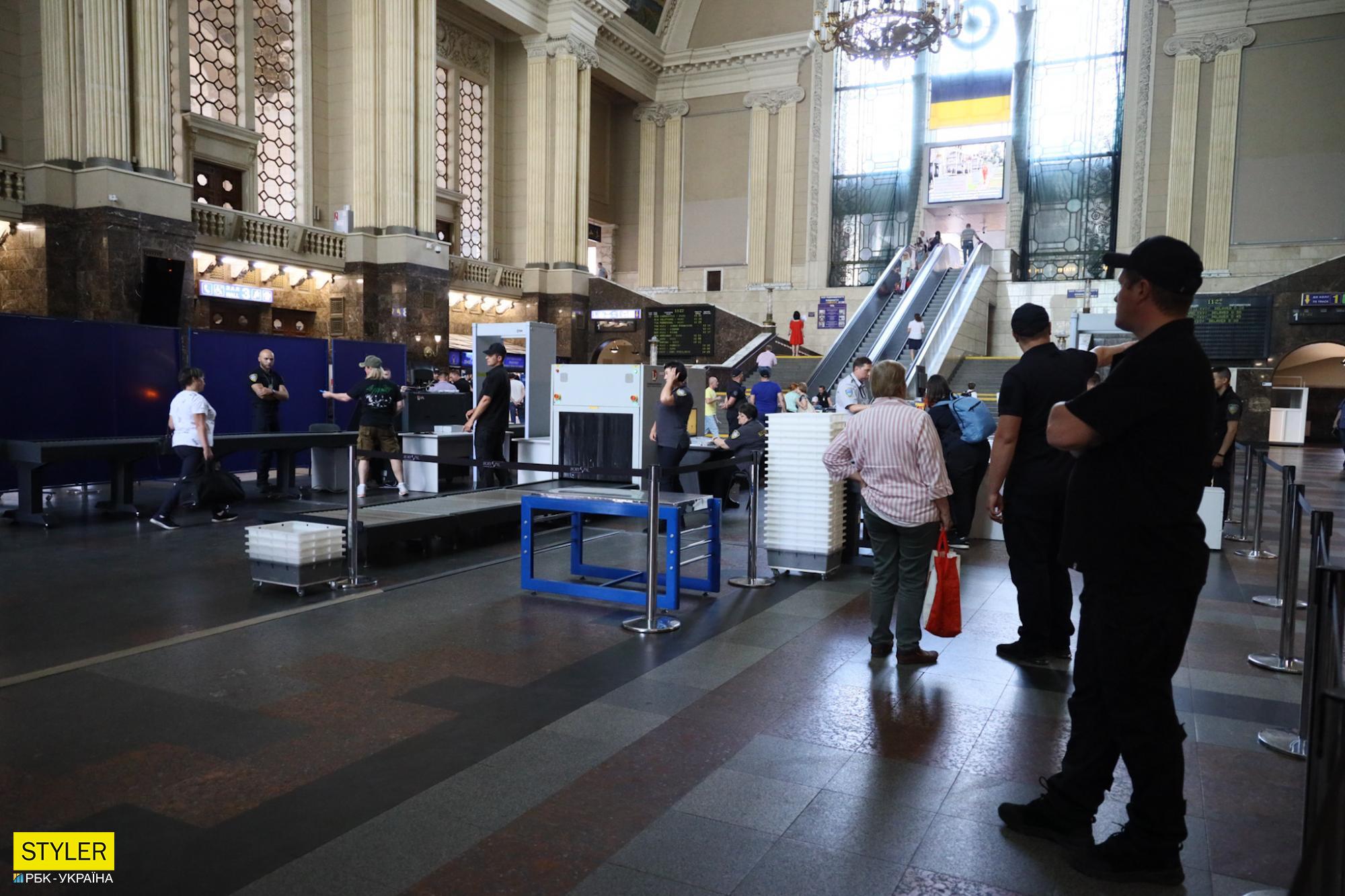 Что происходит в вестибюле вокзала Киева после установки там &quot;рамок, как в аэропорту&quot; (фото)