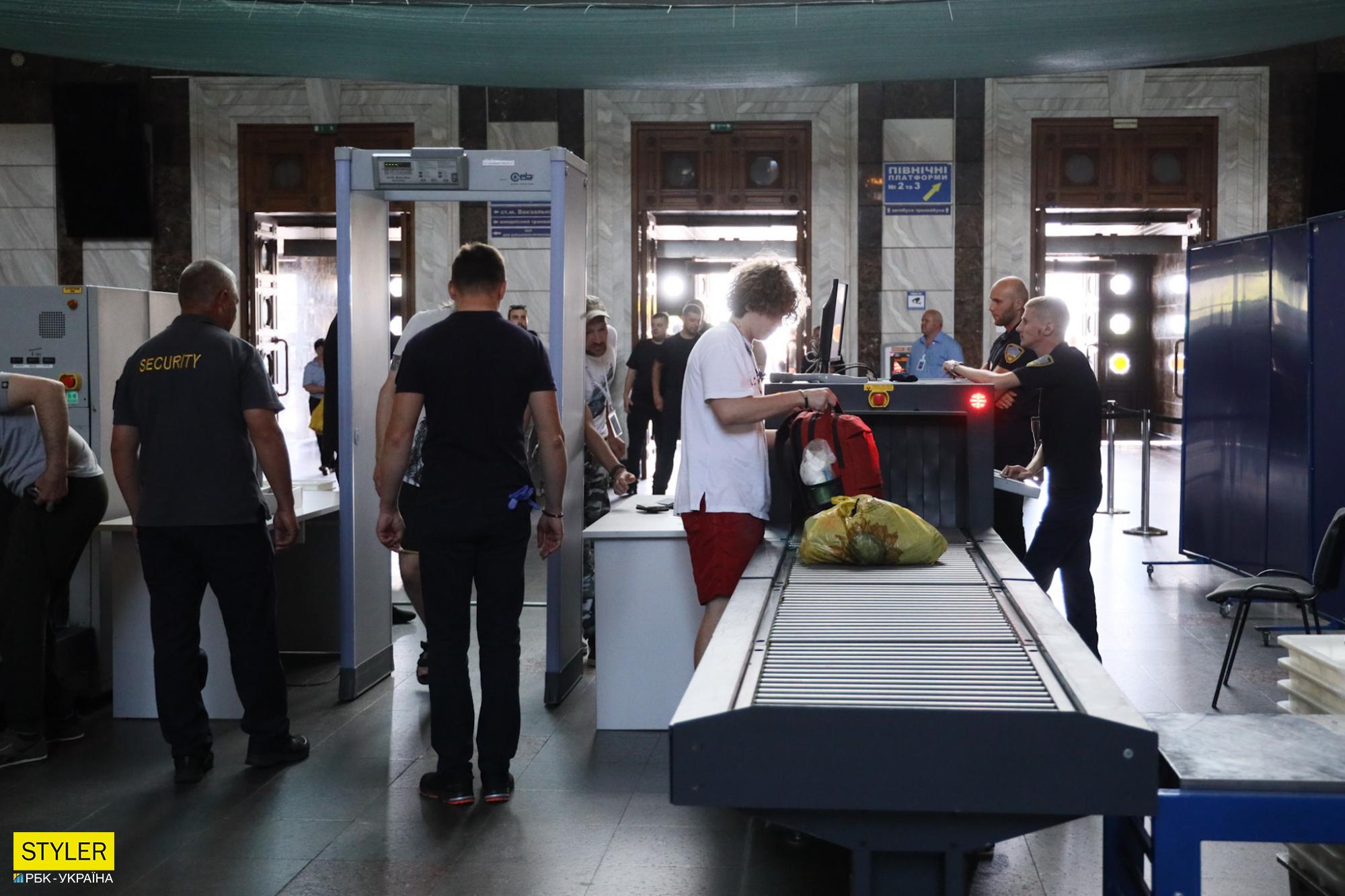 Что происходит в вестибюле вокзала Киева после установки там &quot;рамок, как в аэропорту&quot; (фото)