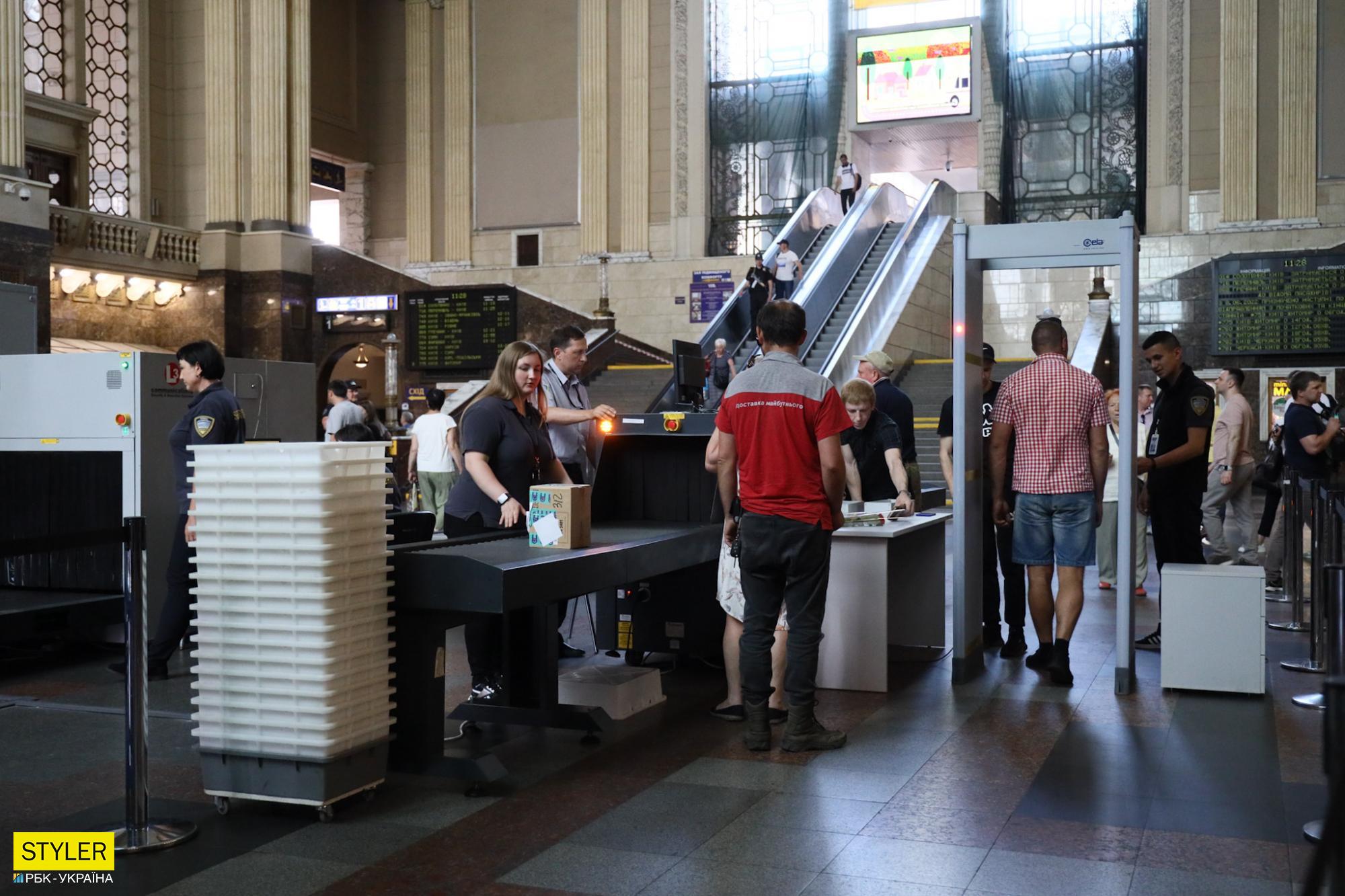 Что происходит в вестибюле вокзала Киева после установки там &quot;рамок, как в аэропорту&quot; (фото)