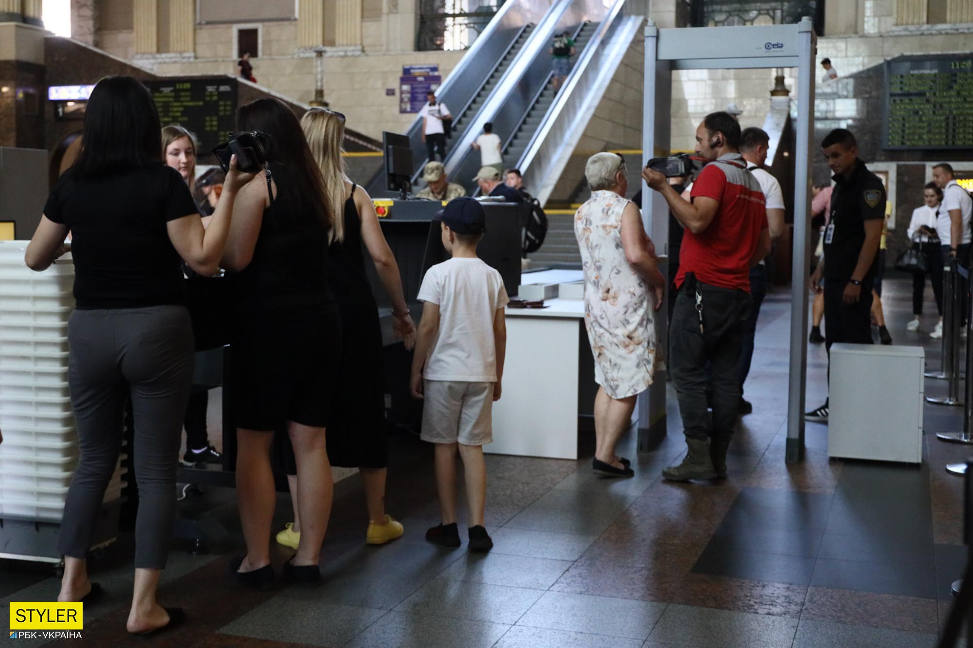 Что происходит в вестибюле вокзала Киева после установки там &quot;рамок, как в аэропорту&quot; (фото)