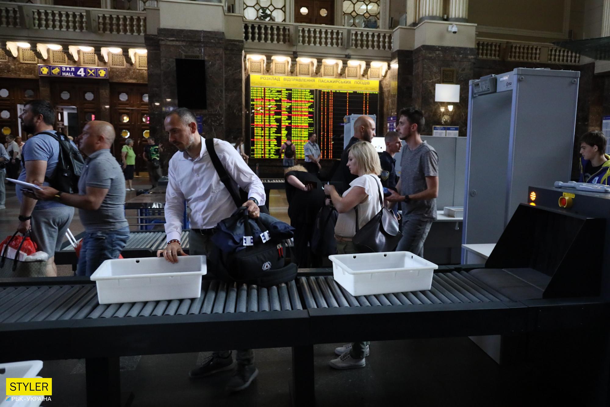 Что происходит в вестибюле вокзала Киева после установки там &quot;рамок, как в аэропорту&quot; (фото)