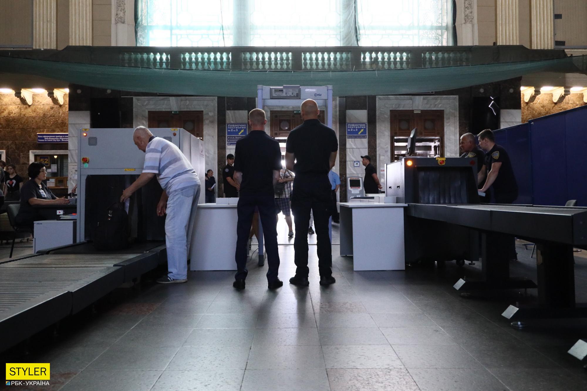 Что происходит в вестибюле вокзала Киева после установки там &quot;рамок, как в аэропорту&quot; (фото)