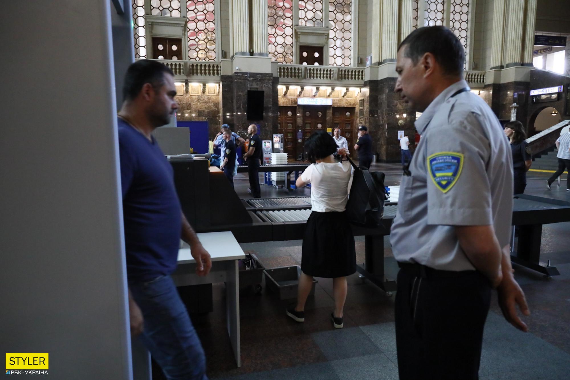 Что происходит в вестибюле вокзала Киева после установки там &quot;рамок, как в аэропорту&quot; (фото)