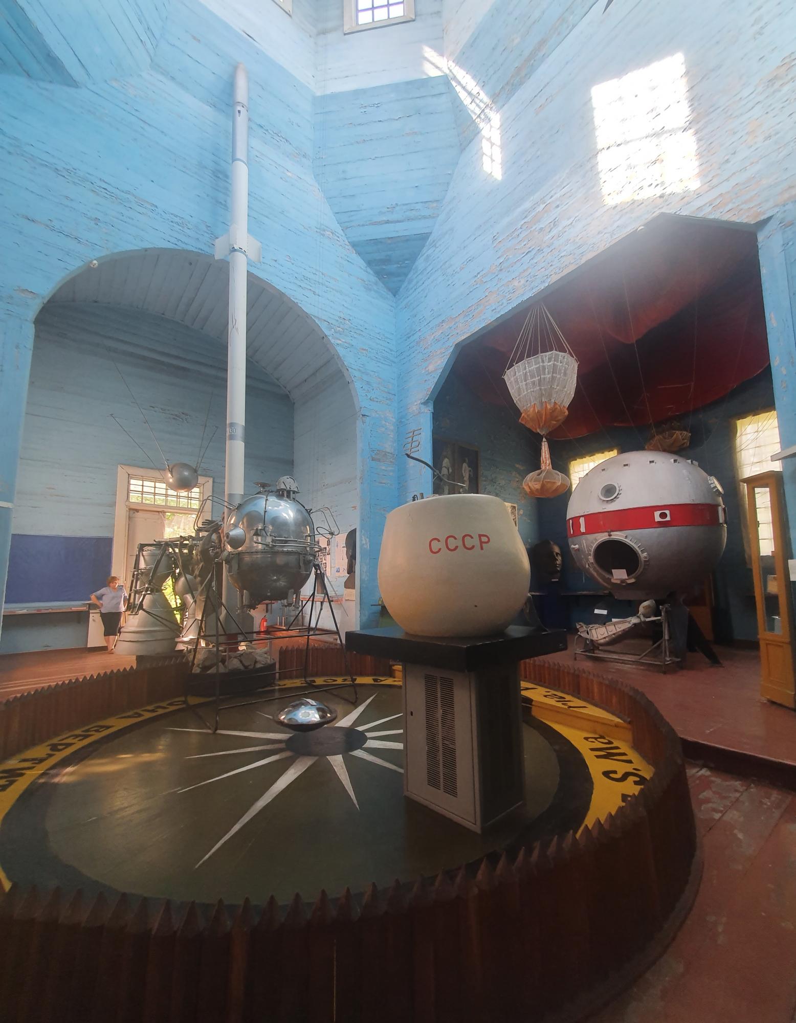 Вместо икон - Гагарин: как выглядит церковь под Киевом, которую &quot;советы&quot; превратили в культ космоса