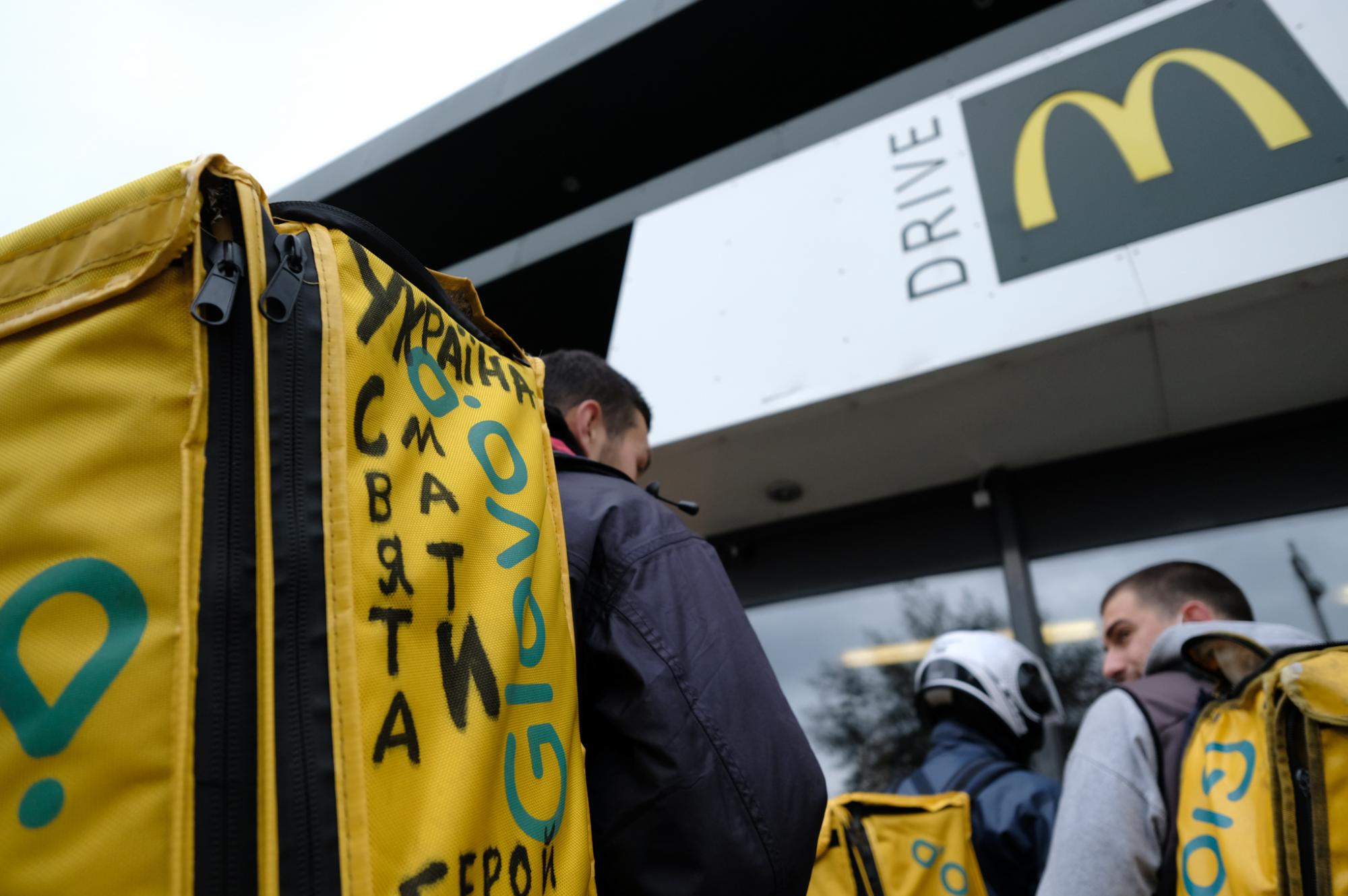 МакДональдс открылся: огромные очереди, сбои в Glovo, а курьеры уже закончились