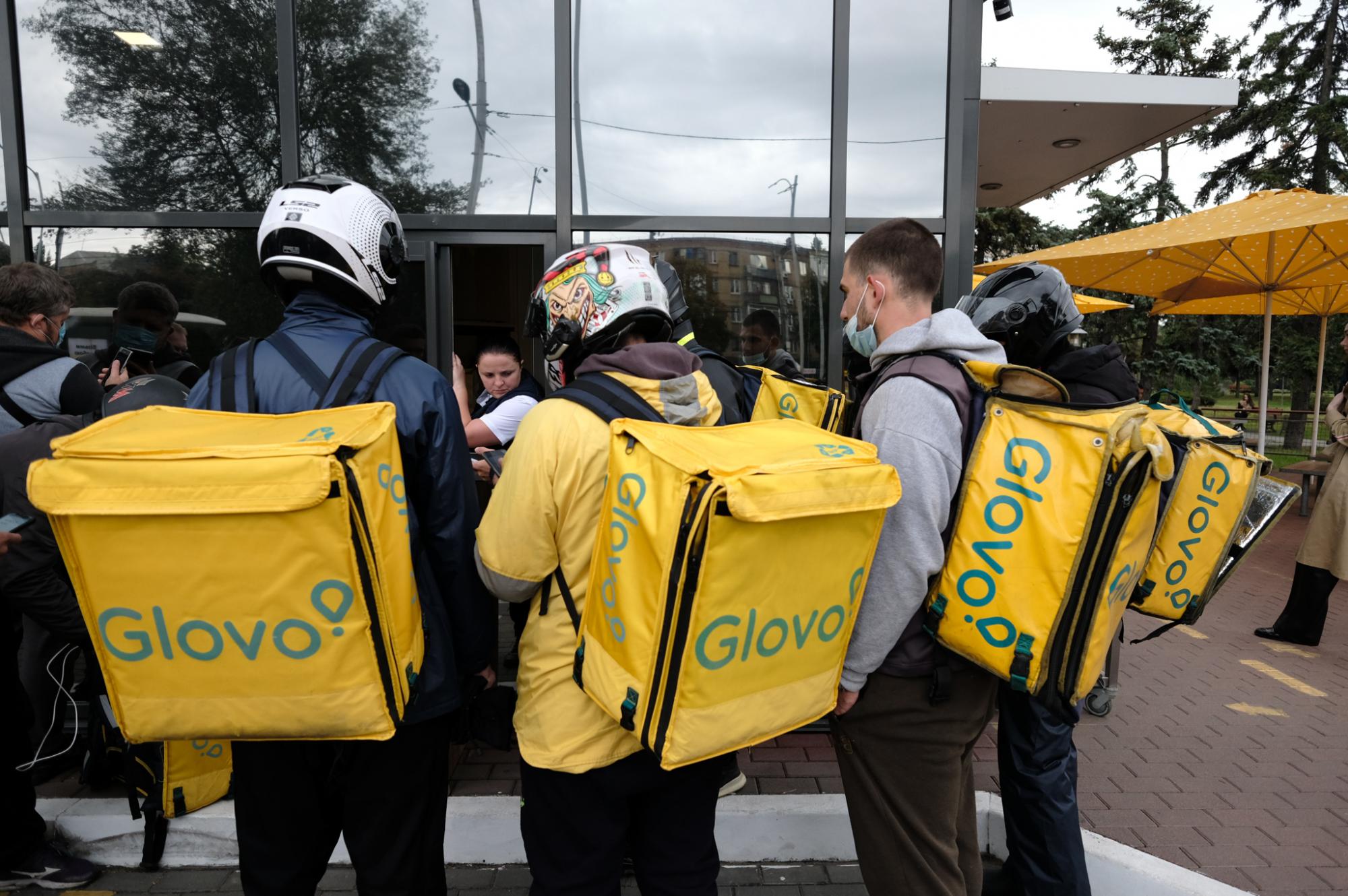 МакДональдс открылся: огромные очереди, сбои в Glovo, а курьеры уже закончились