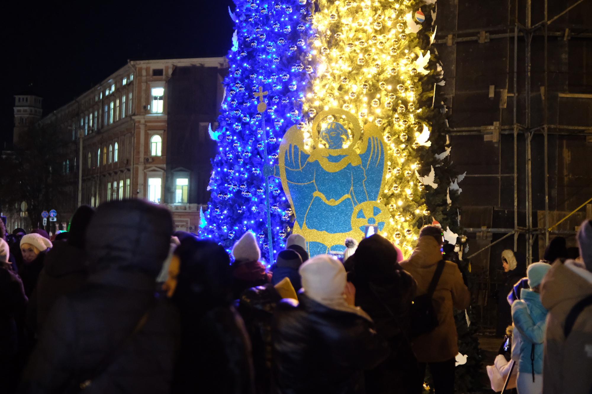 У Києві засвітили головну ялинку України: неймовірні фото