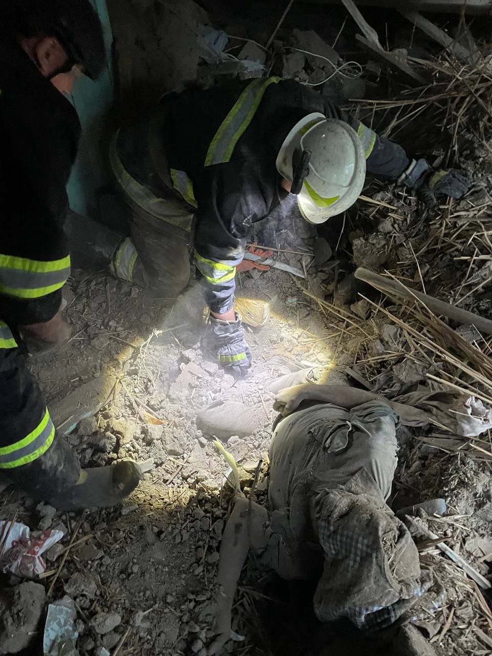 Росіяни завдали удару по Гуляйполю, з-під завалів дістали людину