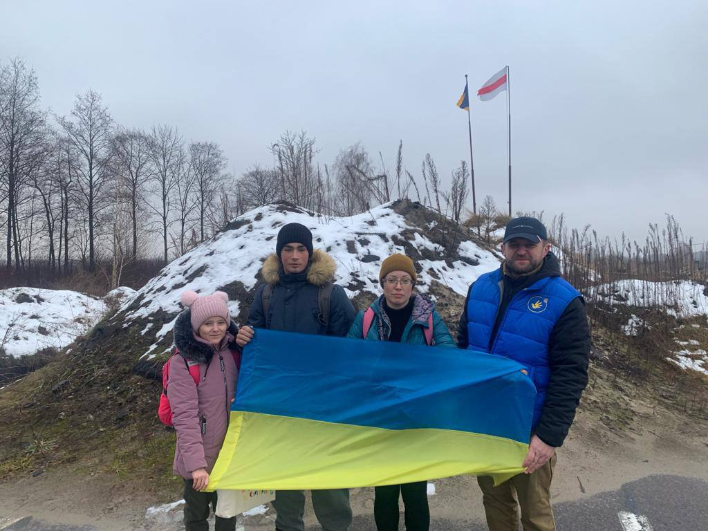 Фото: Україна повернула додому ще трьох дітей 