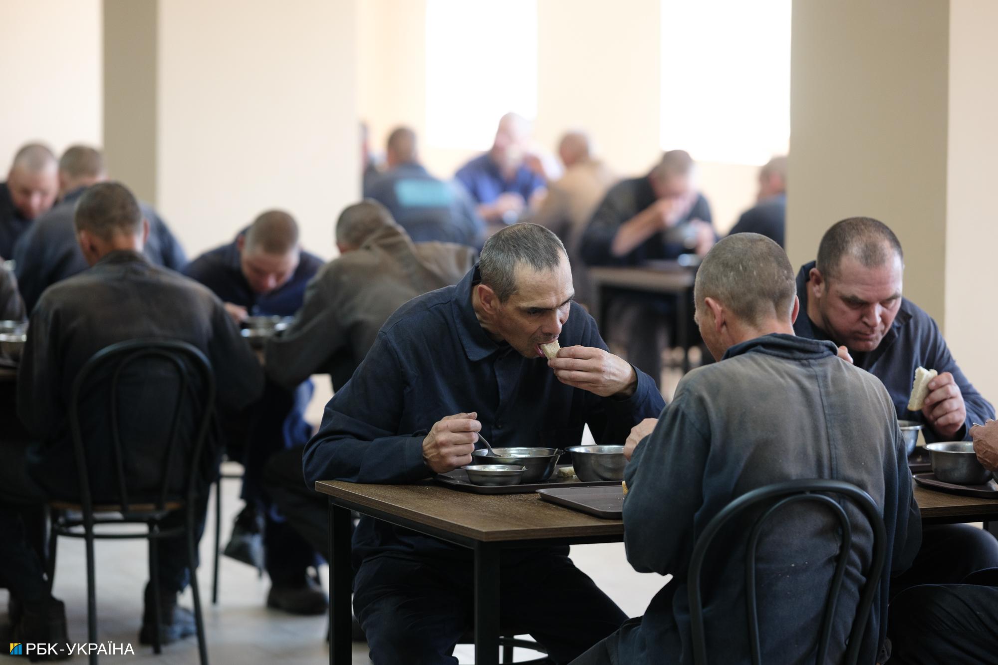 Барбершоп, церква та магазин. Як Україна утримує полонених росіян і що вони говорять про війну