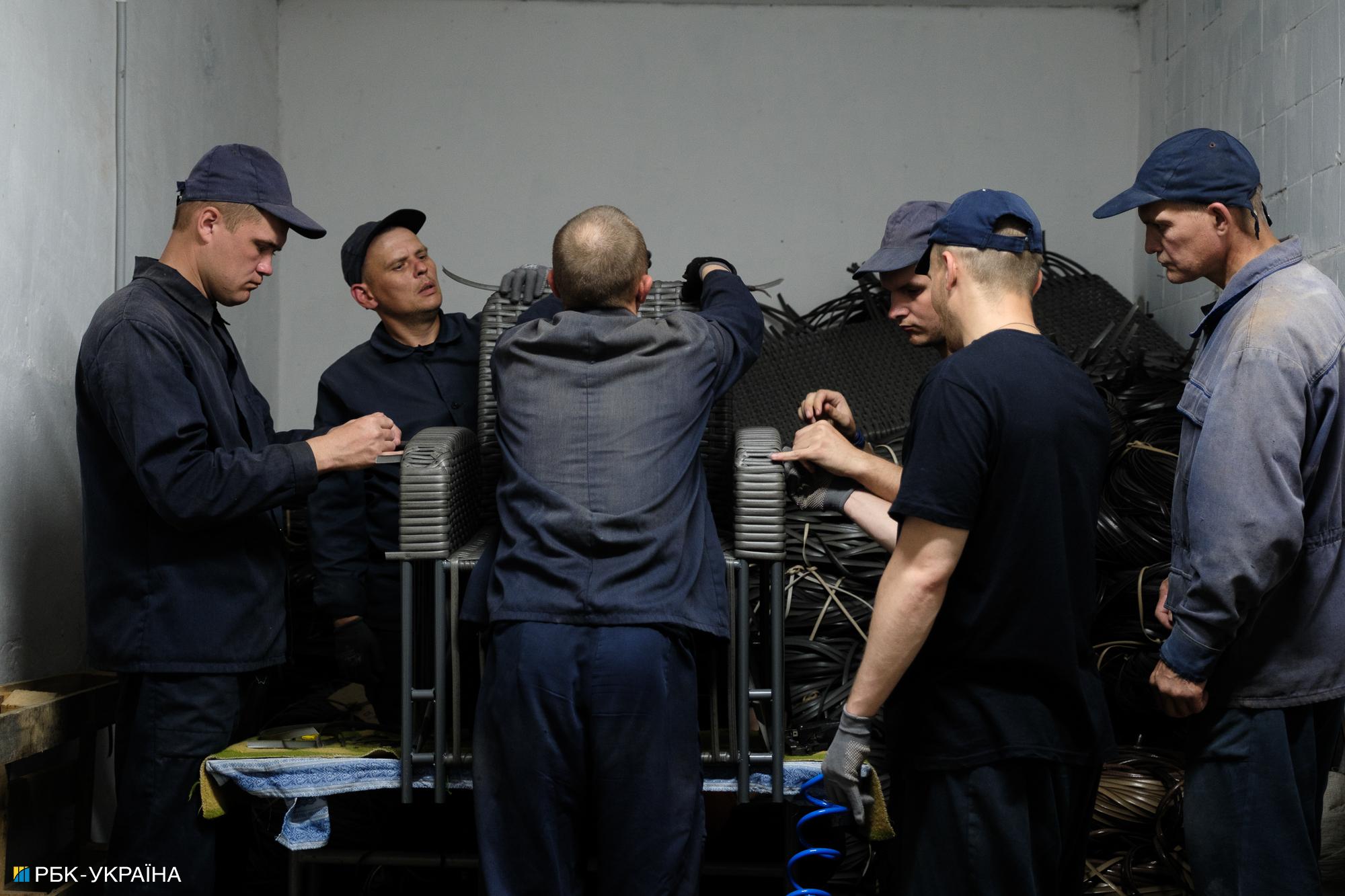 Барбершоп, церква та магазин. Як Україна утримує полонених росіян і що вони говорять про війну