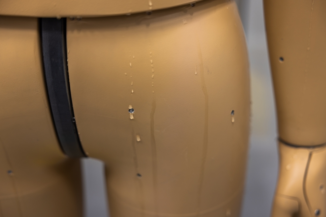 Вчені створили першого у світі робота, який дихає, потіє та тремтить: ось як він виглядає