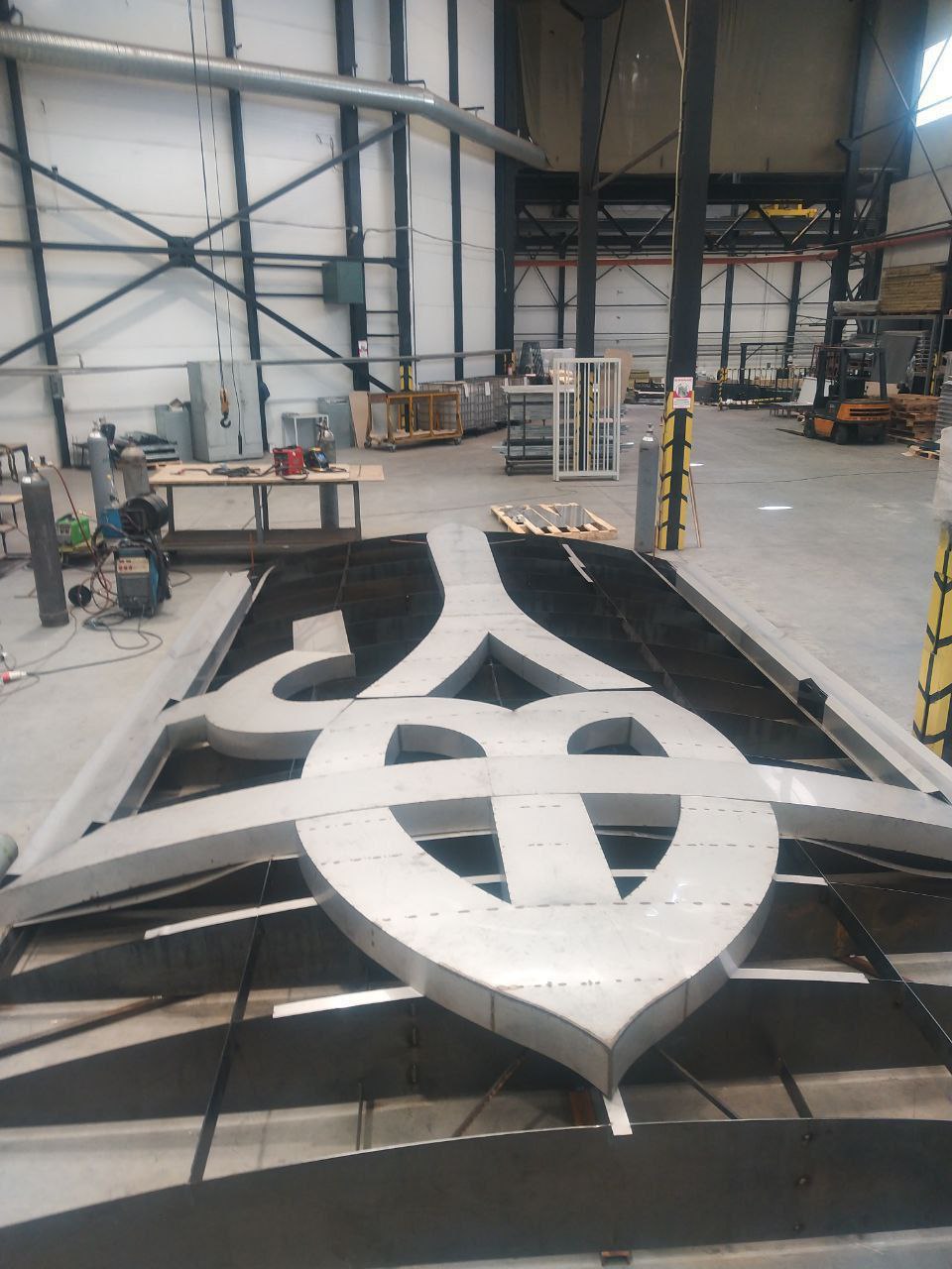 Ось яким буде тризуб на монументі &quot;Батьківщина-мати&quot; замість радянського герба: фото з виробництва