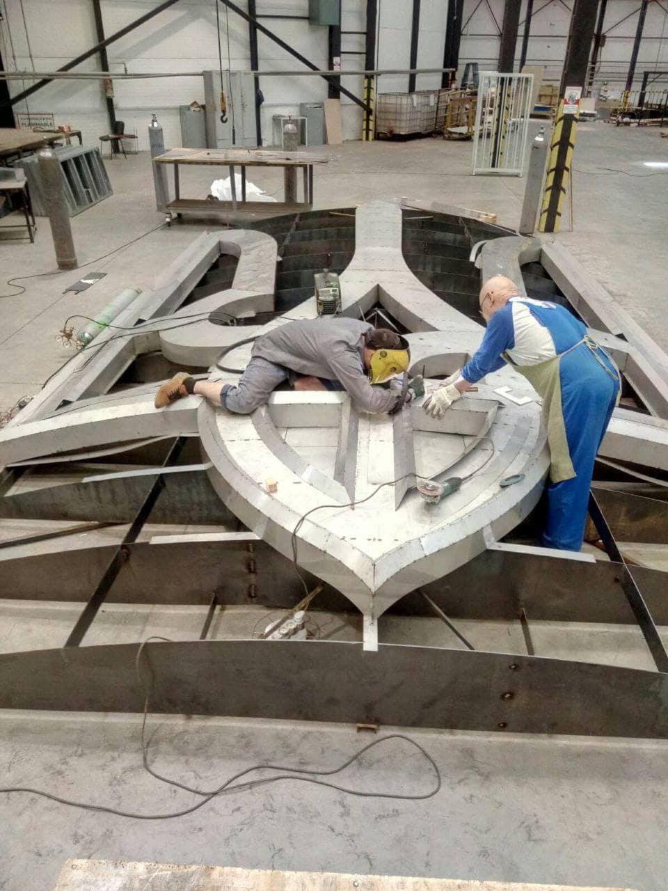 Ось яким буде тризуб на монументі &quot;Батьківщина-мати&quot; замість радянського герба: фото з виробництва