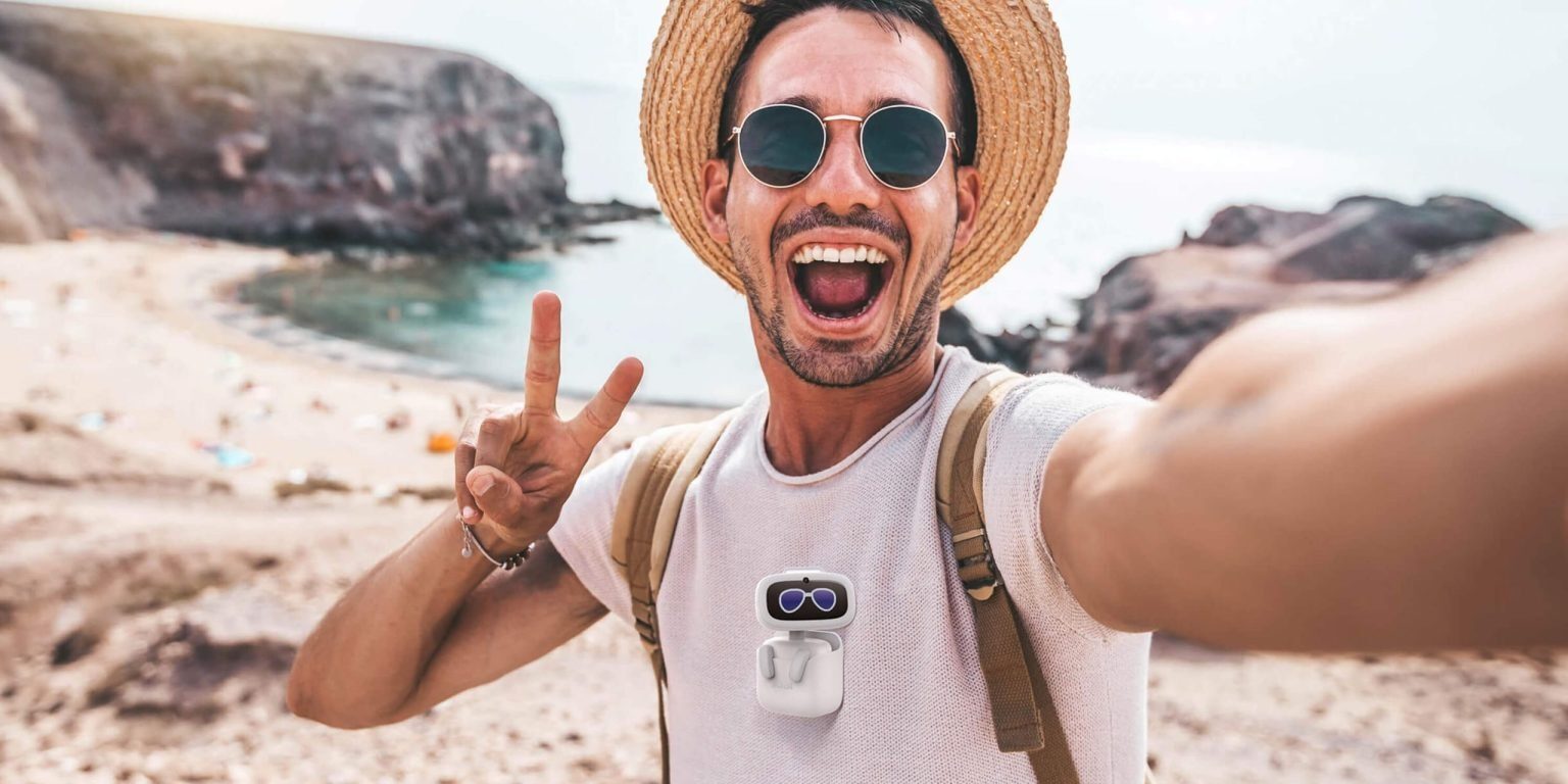 Узнает владельца и может поддерживать разговор. Представлен карманный робот-тамагочи с ИИ