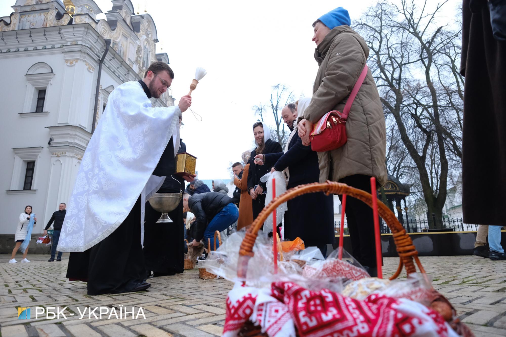 Як у Київській лаврі ПЦУ та УПЦ МП провели Великодні служби (відео і фото)