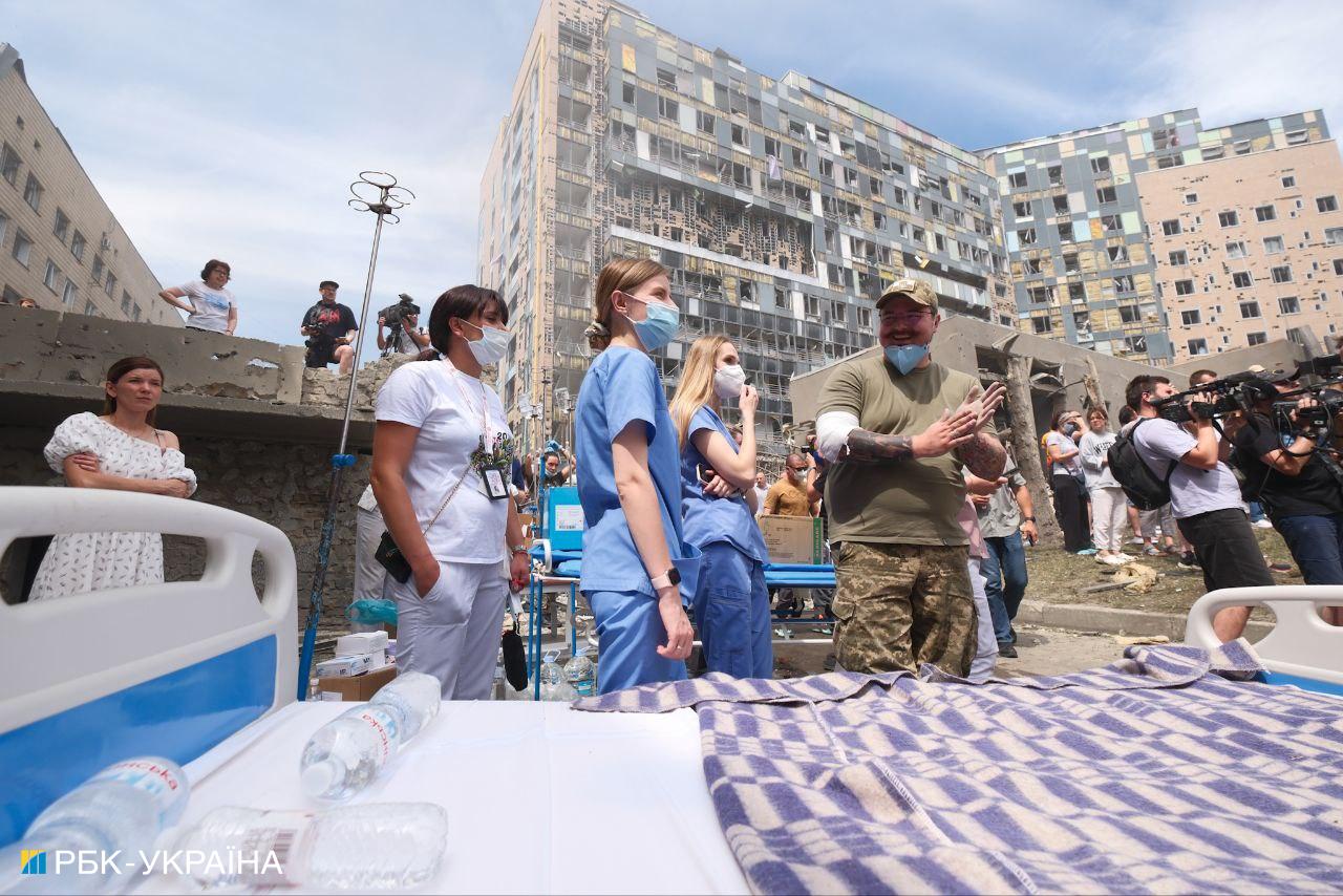 &quot;Охматдит&quot; розбирають по цеглині вже 10 годин. Репортаж РБК-Україна з місця ворожого удару по дітях