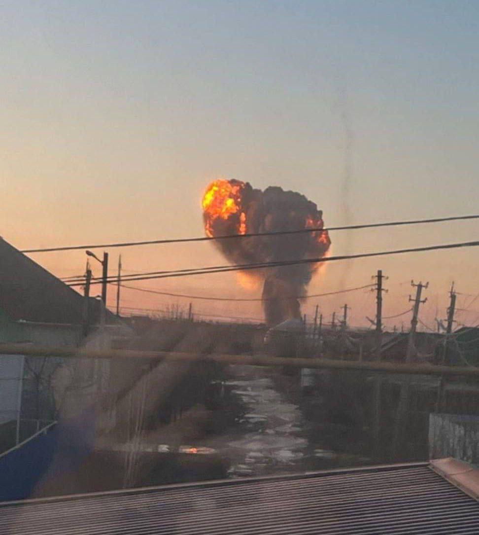 Пожежі, вибухи, евакуація. Що відбувається в Енгельсі після наймасованішої атаки дронів