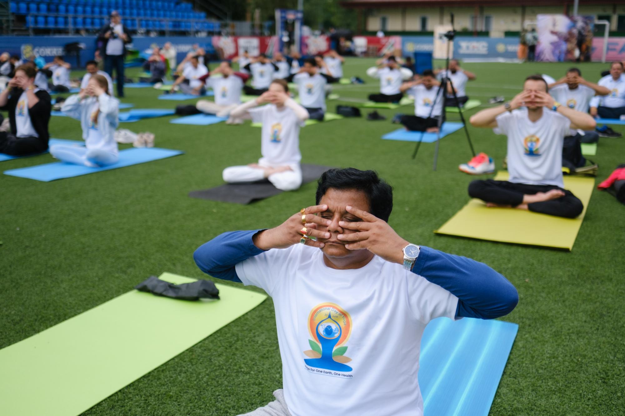 Київ долучився до світового святкування Дня йоги: гармонія тіла й духу просто неба