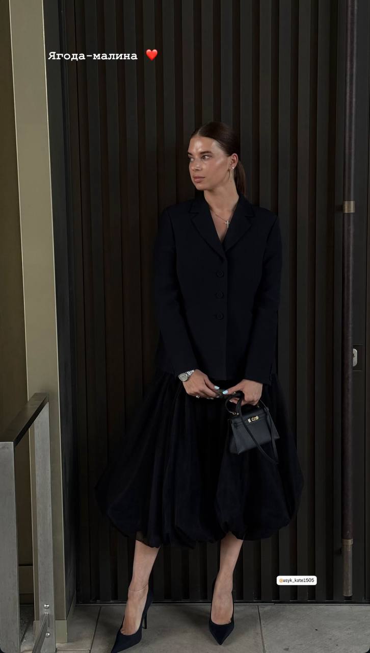 Дружина Усика захопила елегантним образом у чорному: жакет, обʼємна спідниця і Hermès