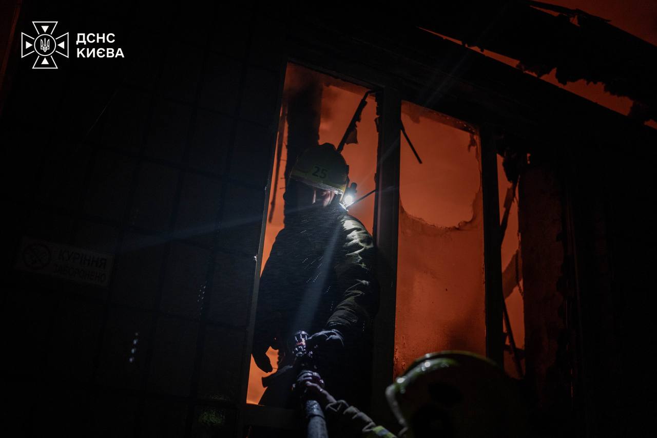 В Киеве из-за атаки РФ повреждены десятки домов, есть жертвы и пострадавшие (фото)