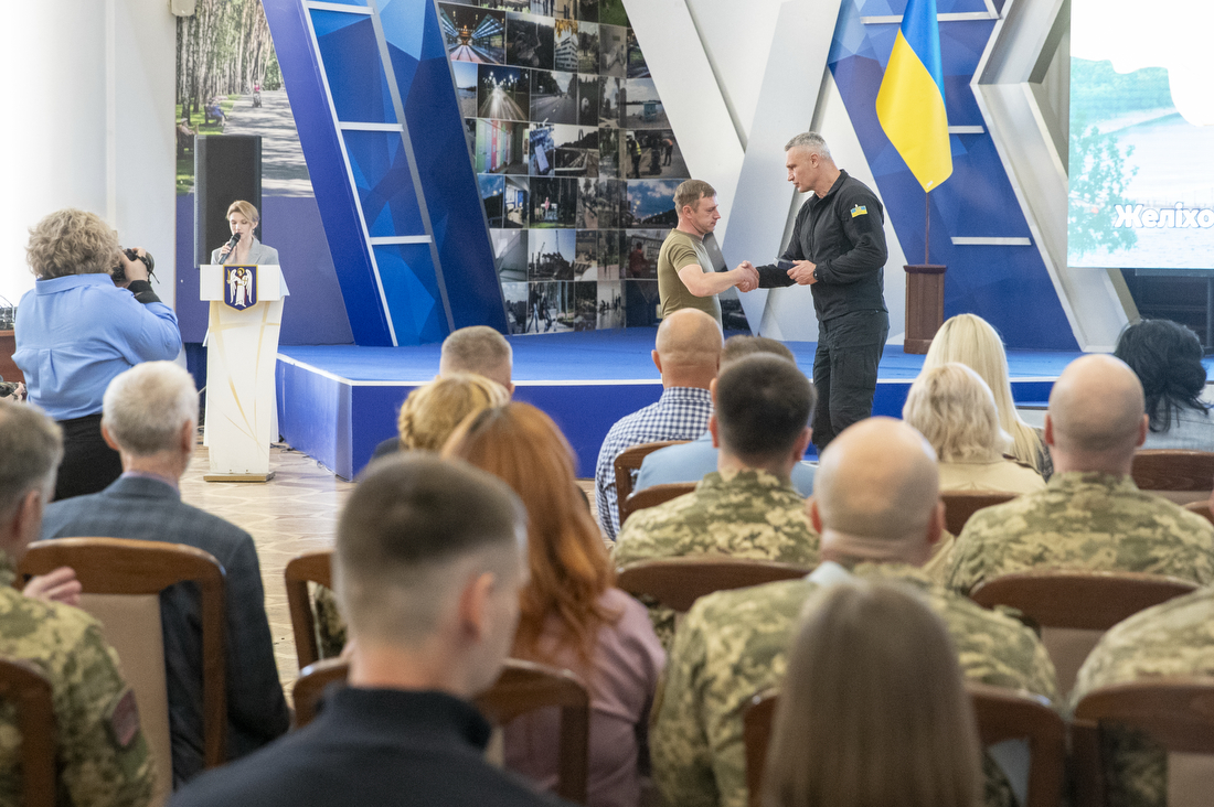 Кличко вручив нагороди до Дня Захисників і Захисниць (фото: t.me/vitaliy_klitschko) "Близько 200 тисяч киян на фронті": Кличко відзначив воїнів до Дня Захисників і Захисниць