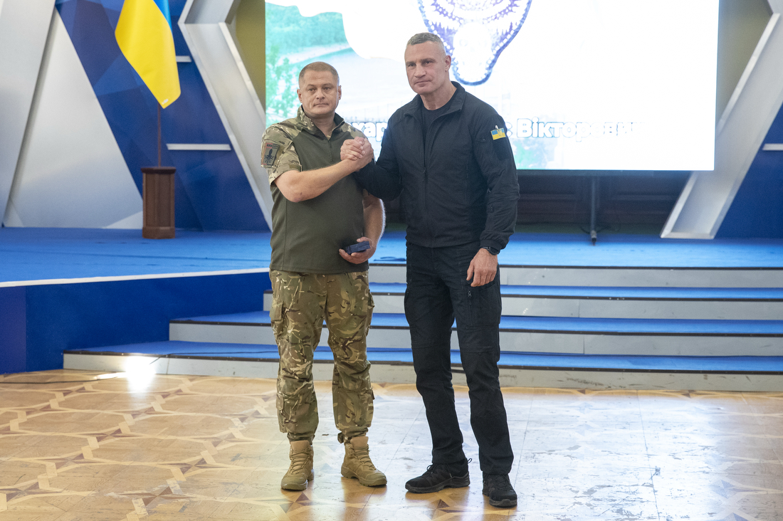 Кличко вручив нагороди до Дня Захисників і Захисниць (фото: t.me/vitaliy_klitschko) "Близько 200 тисяч киян на фронті": Кличко відзначив воїнів до Дня Захисників і Захисниць