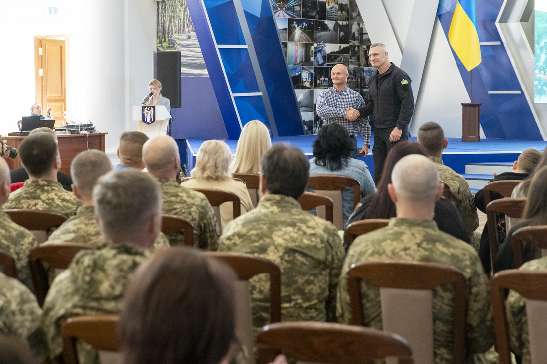 Кличко вручив нагороди до Дня Захисників і Захисниць (фото: t.me/vitaliy_klitschko) "Близько 200 тисяч киян на фронті": Кличко відзначив воїнів до Дня Захисників і Захисниць