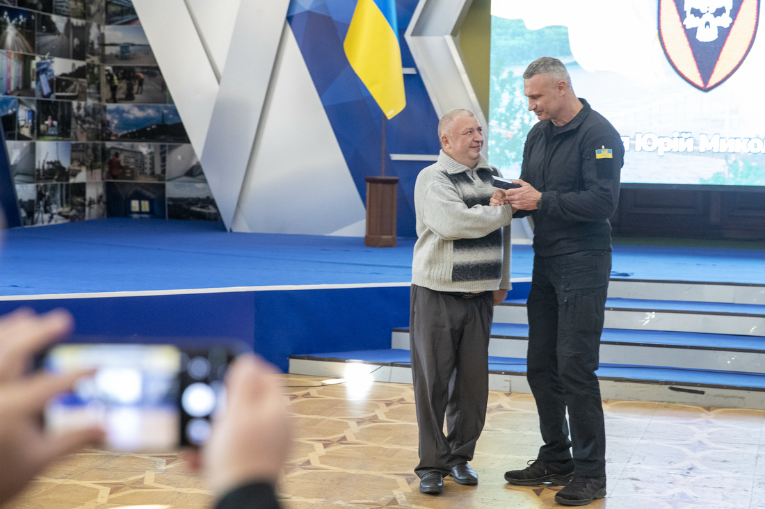 Кличко вручив нагороди до Дня Захисників і Захисниць (фото: t.me/vitaliy_klitschko) "Близько 200 тисяч киян на фронті": Кличко відзначив воїнів до Дня Захисників і Захисниць