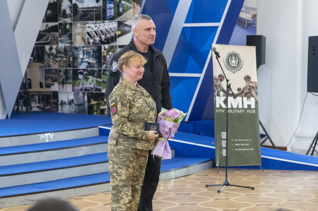 Кличко вручив нагороди до Дня Захисників і Захисниць (фото: t.me/vitaliy_klitschko) "Близько 200 тисяч киян на фронті": Кличко відзначив воїнів до Дня Захисників і Захисниць
