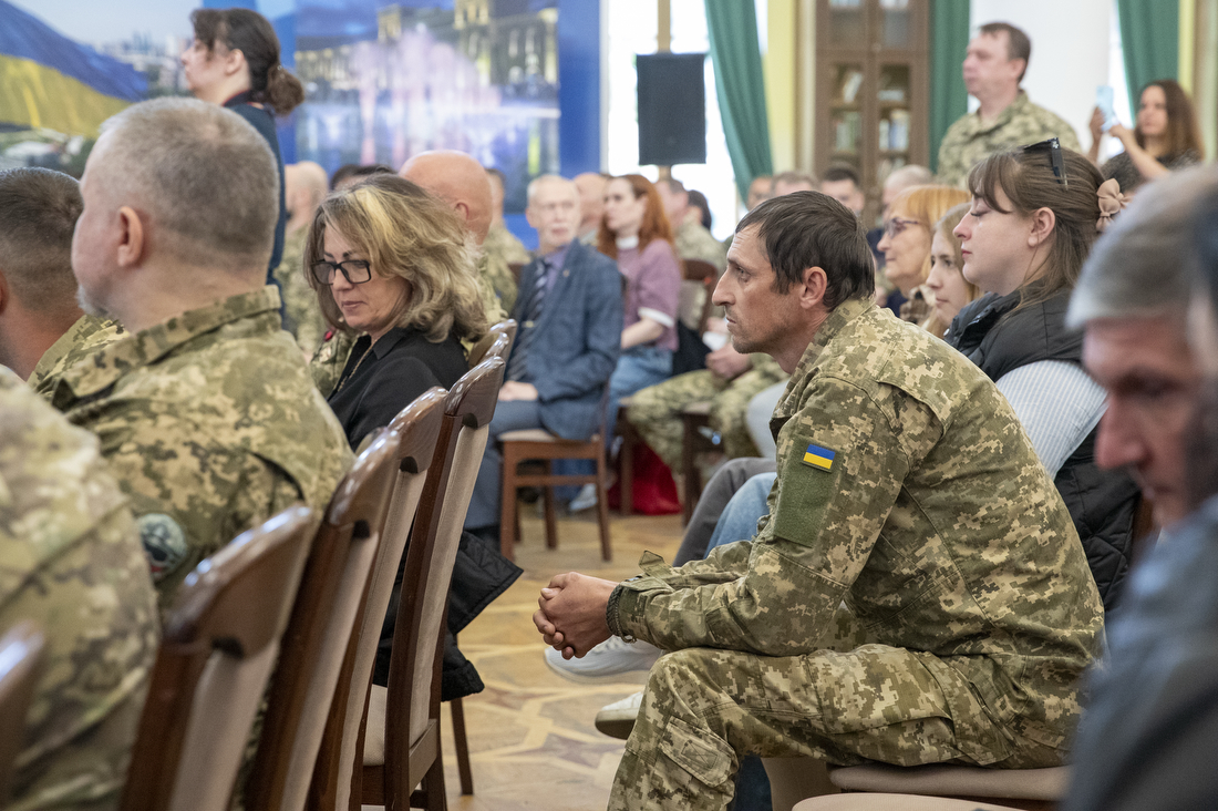Кличко вручив нагороди до Дня Захисників і Захисниць (фото: t.me/vitaliy_klitschko) "Близько 200 тисяч киян на фронті": Кличко відзначив воїнів до Дня Захисників і Захисниць