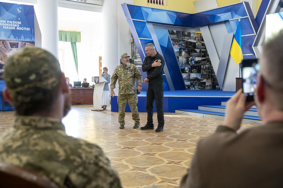 Кличко вручив нагороди до Дня Захисників і Захисниць (фото: t.me/vitaliy_klitschko) "Близько 200 тисяч киян на фронті": Кличко відзначив воїнів до Дня Захисників і Захисниць