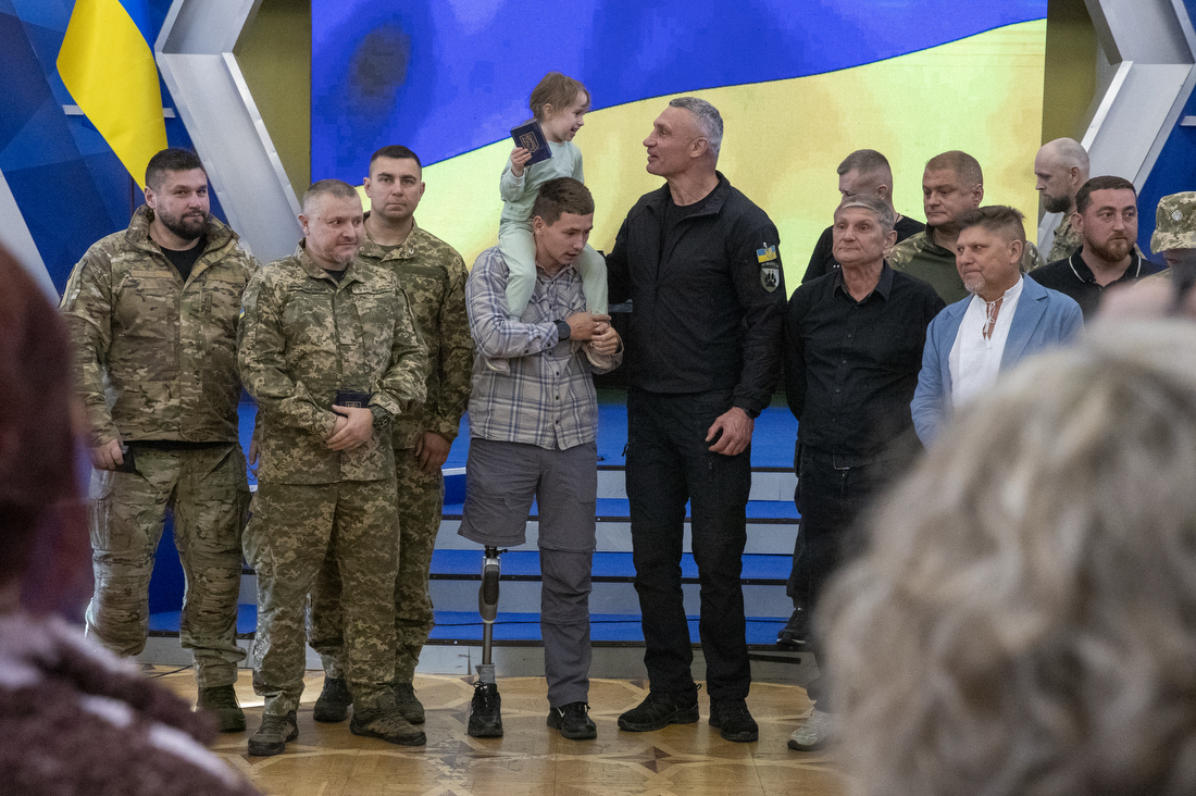 Кличко вручив нагороди до Дня Захисників і Захисниць (фото: t.me/vitaliy_klitschko) "Близько 200 тисяч киян на фронті": Кличко відзначив воїнів до Дня Захисників і Захисниць