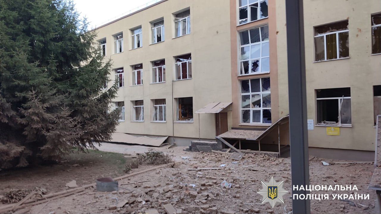 КАБ влучив у школу у Сумах під час уроків: учні та вчителі були в укритті