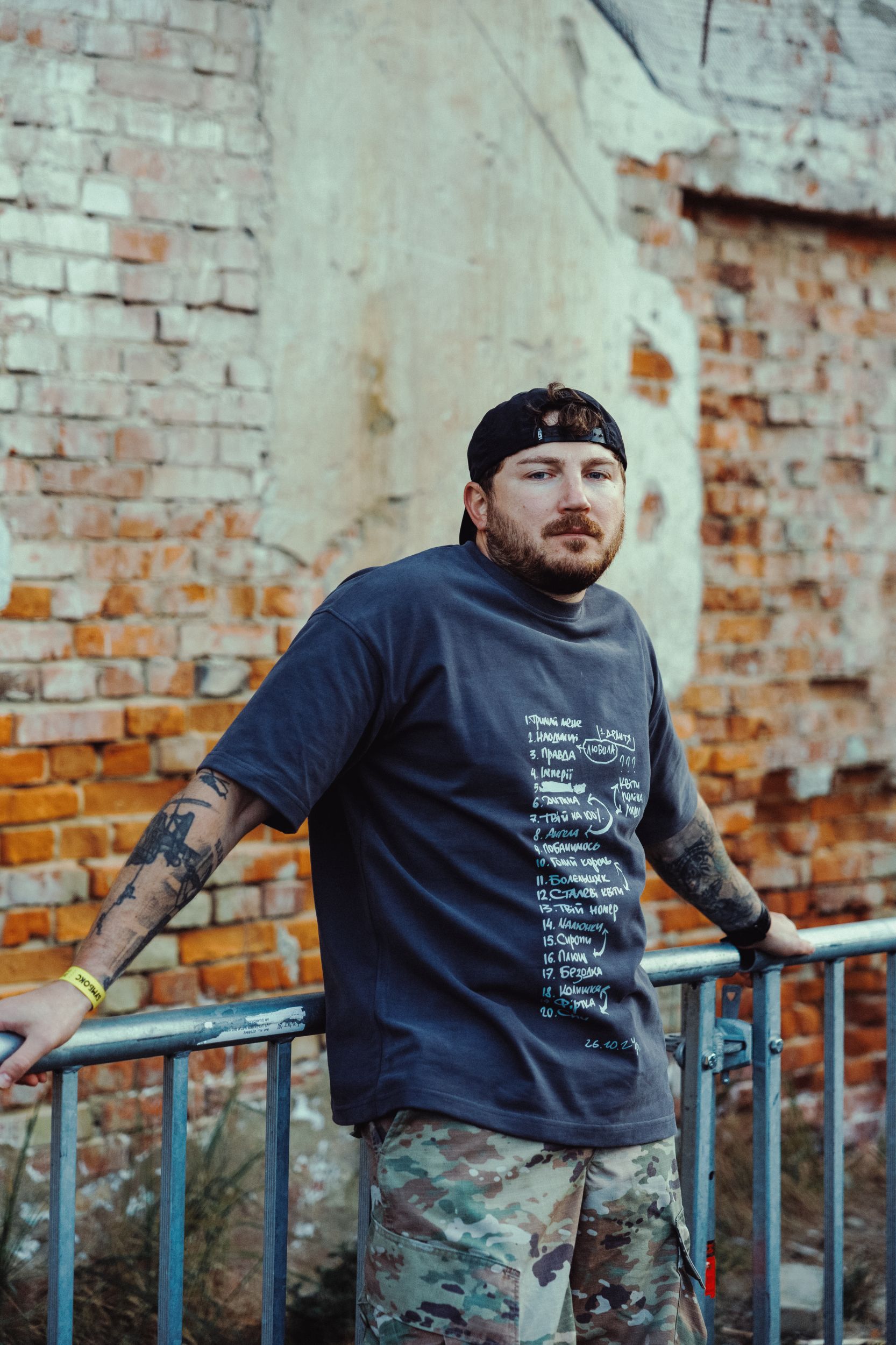 Колекція "Бумбокс" та "Ми одніє крові" (фото: Марта Сирко, Максим Немикін) "Бумбокс" та "Ми однієї крові" випустили благодійну колекцію одягу для порятунку бійців