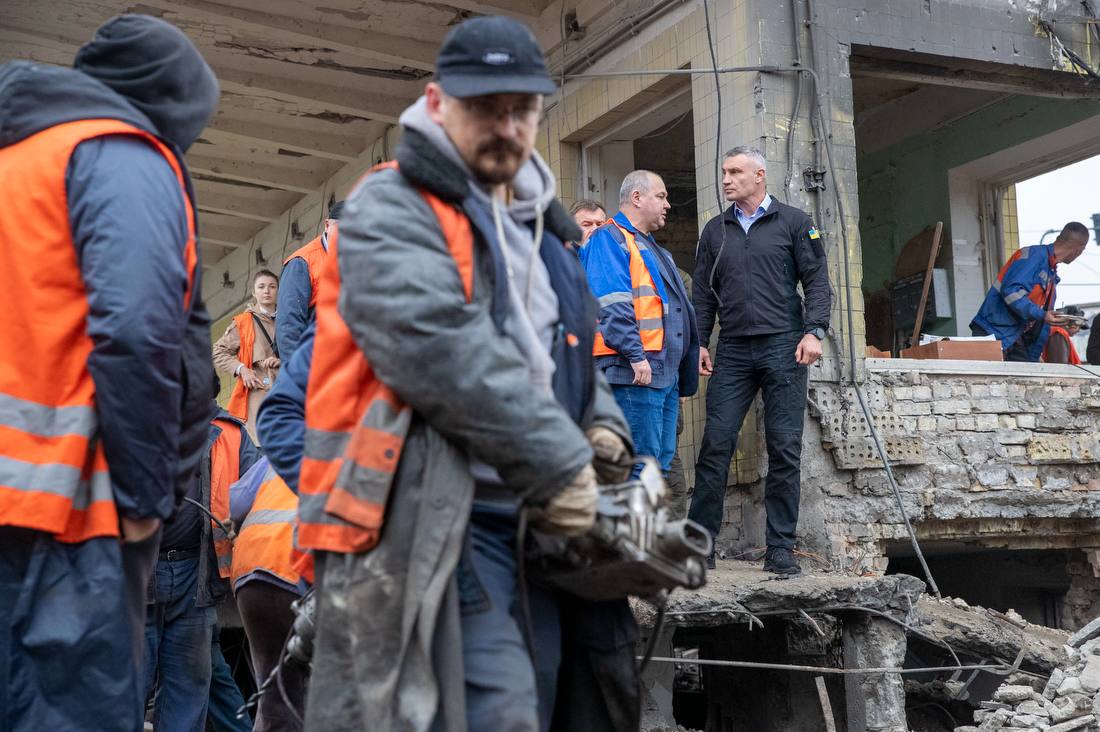 Кличко показав наслідки обстрілу біля метро "Чернігівська" (фото: t.me/vitaliy_klitschko) Обстріл станції "Чернігівська": коли запрацює метро та який ще транспорт запустили