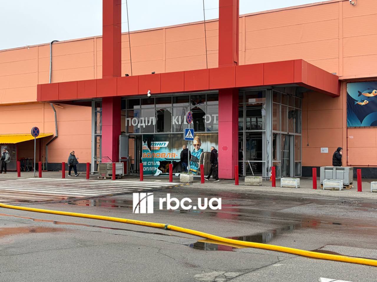 Який вигляд мають Retail Park, "Епіцентр" та "Ашан" на Почайній в Києві після атаки: фото, відео